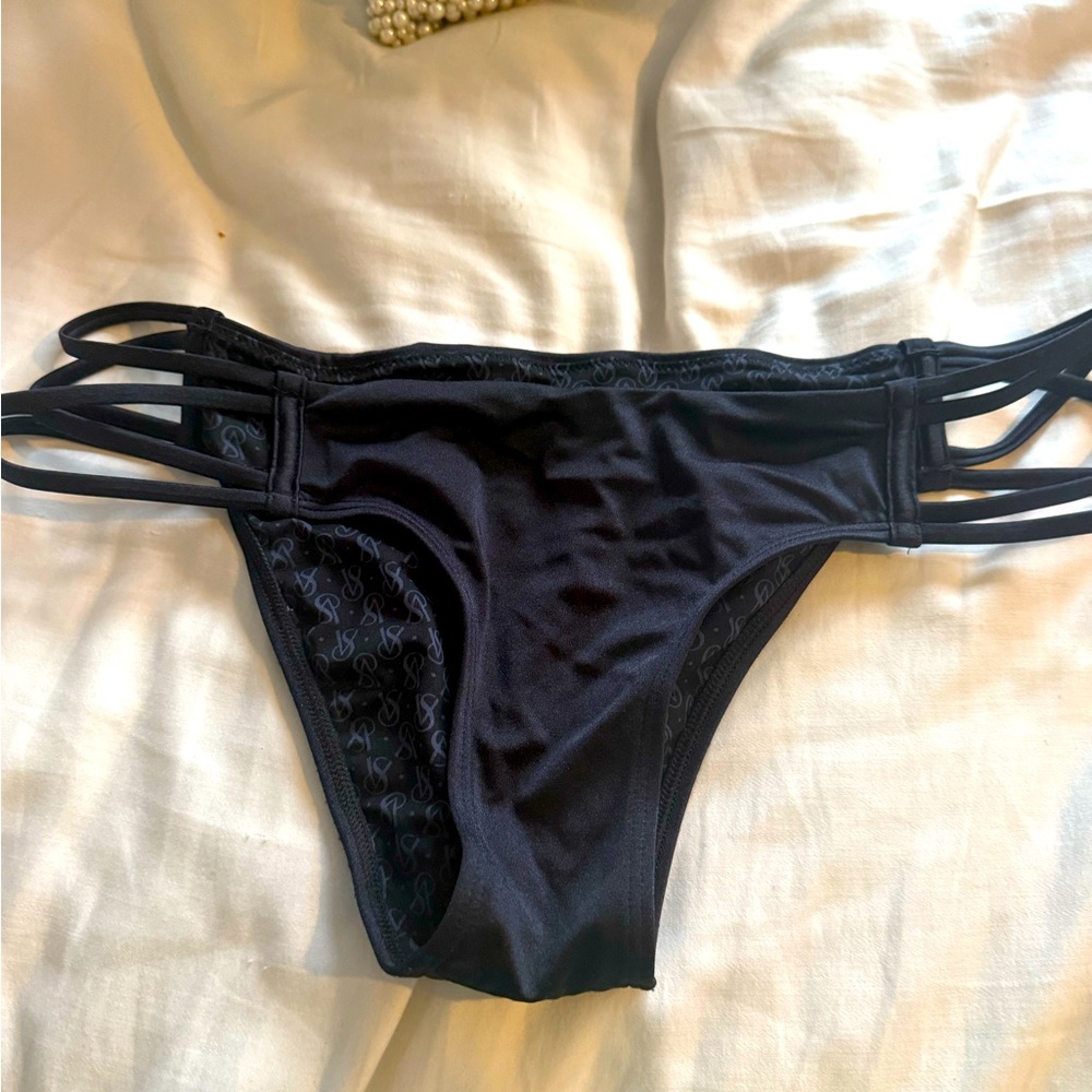 Victoria’s Secret black swimsuit bottom size Large